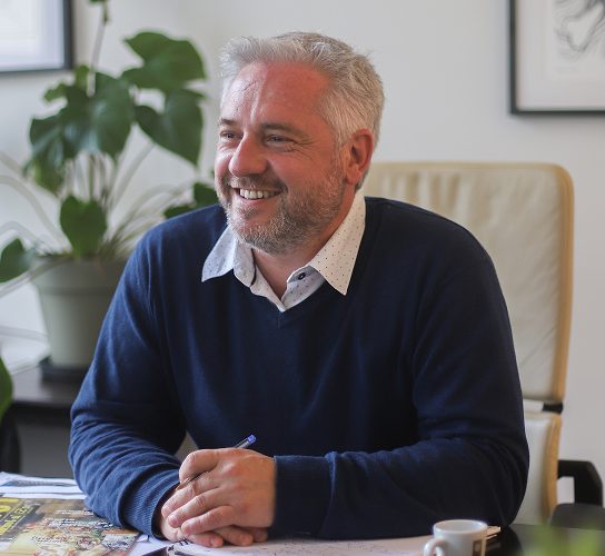 Charles, fondateur de l'agence Definima, à son bureau